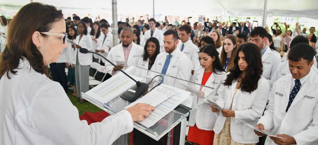 Heather Miselis leading hippocratic oath to students on whitecoat day.