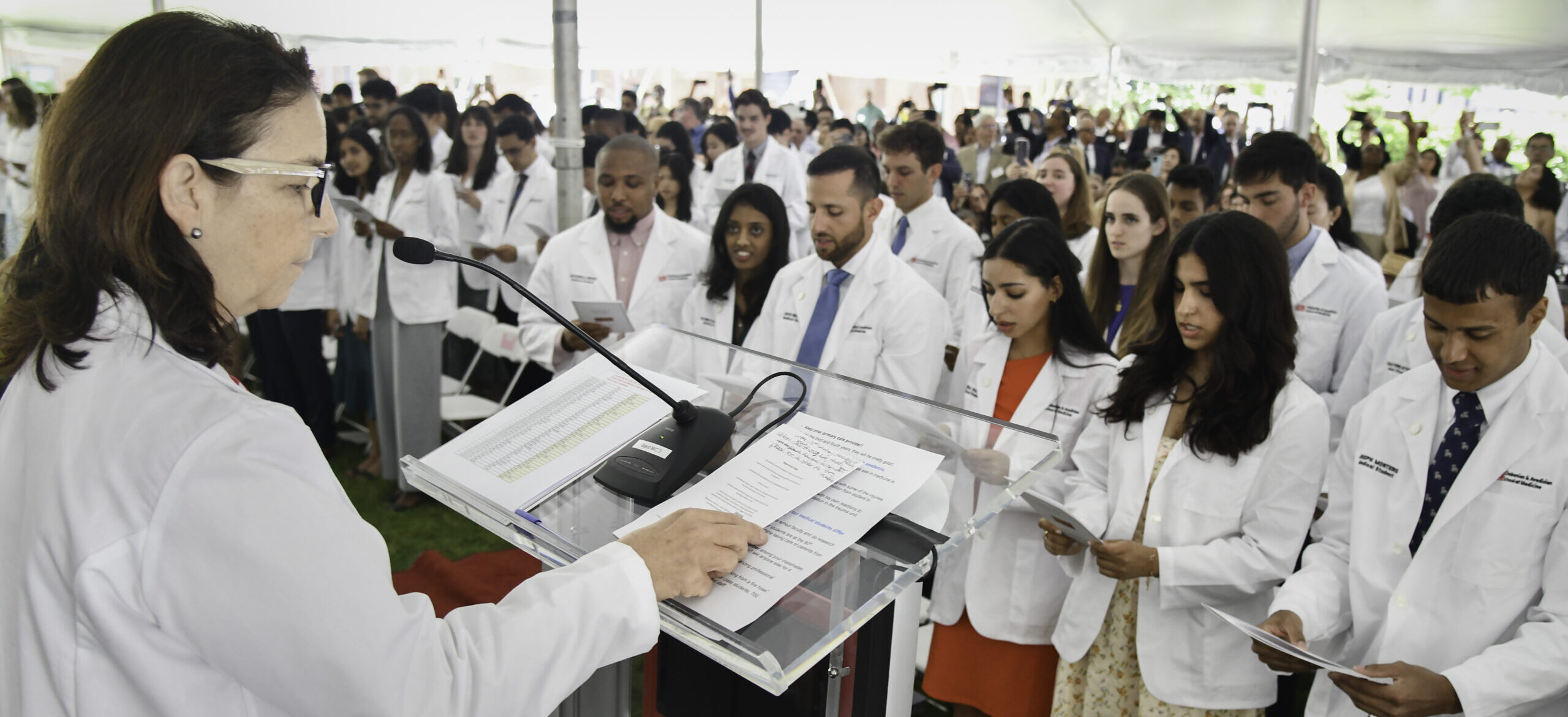 Heather Miselis leading hippocratic oath to students on whitecoat day.