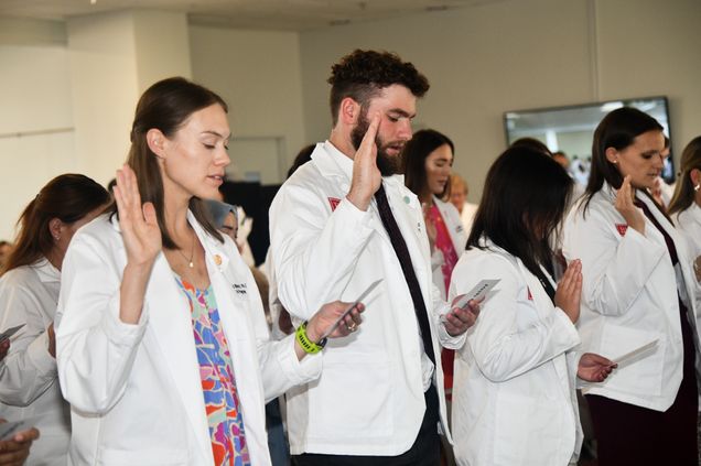 PA whitecoat students reciting the PA oath