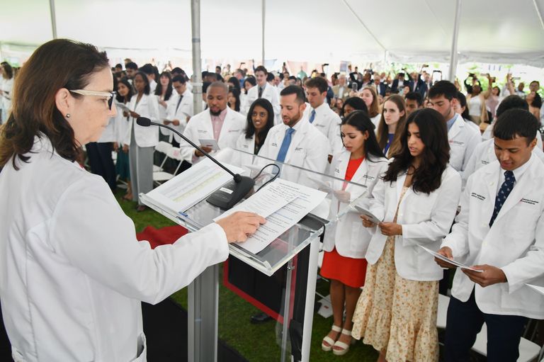 Heather Miselis leading hippocratic oath to students on whitecoat day.