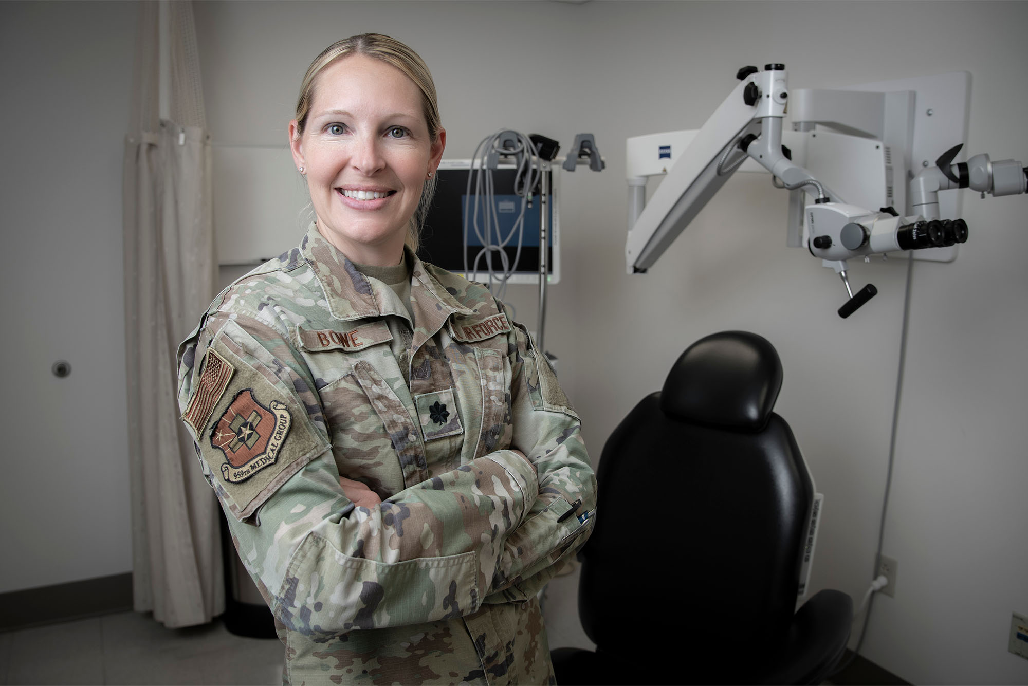 Photo of Lt. Colonel Sarah Bowe, MD'08, in uniform