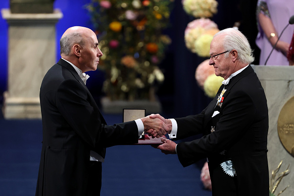 Drew Weissman receing Nobel medal