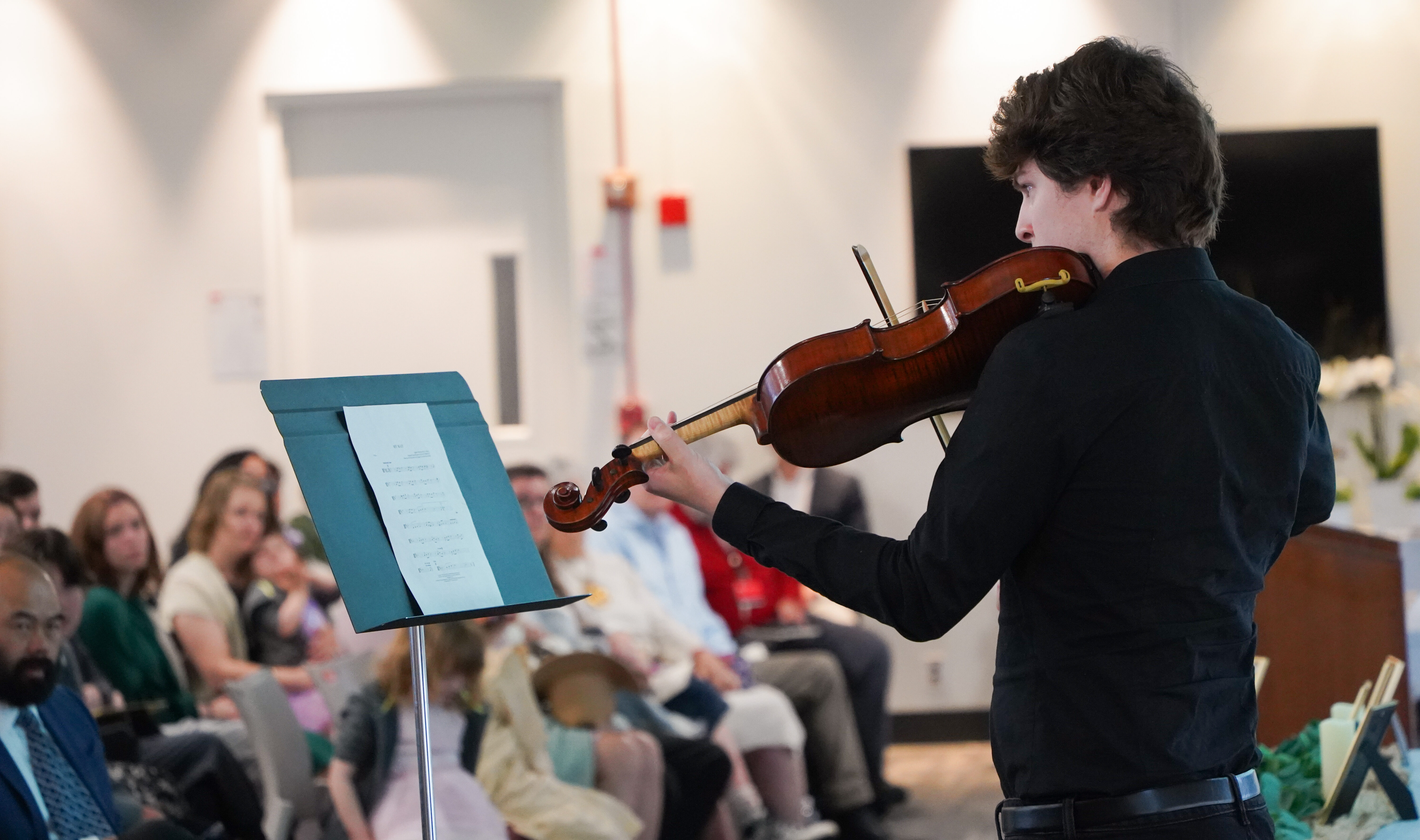 man playing violin solo at ceremony