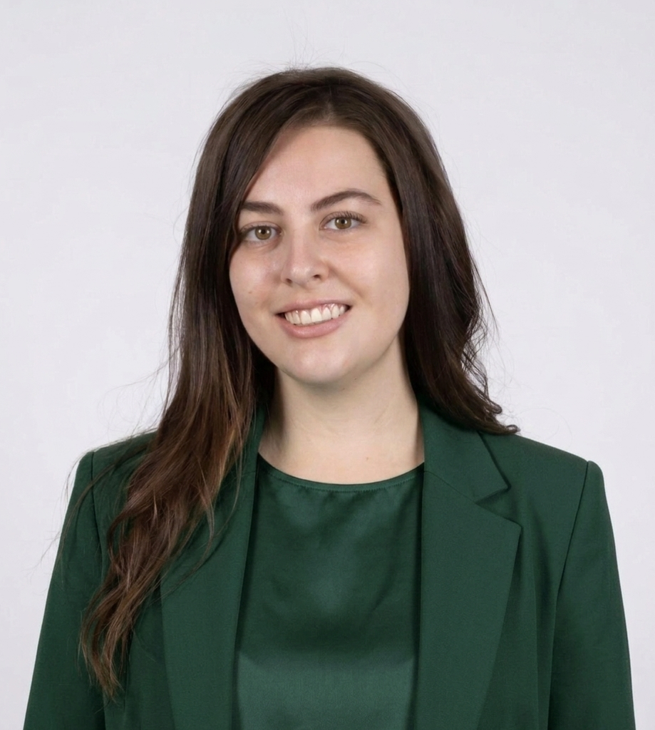 A brunette woman smiling